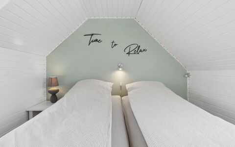 Jasper - 100M from the Sea: Slaapkamer, Bed, Verdieping, Hout, Interieur Ontwerp, Bedding, Laken, Flooring, Plafond, Linens