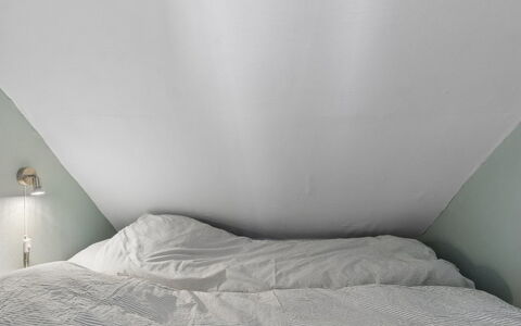 Jasper - 100M from the Sea: Plafond, Slaapkamer, Linens, Bedding, Laken, Zolder, Bed, Duvet