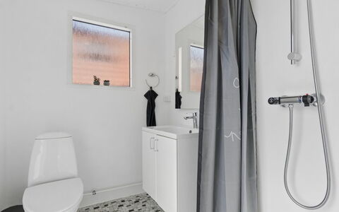 Jasper - 100M from the Sea: Loodgieterswerkinrichting, Flooring, Verdieping, Interieur Ontwerp, Badkamer, Toilet, Loodgieter, Plafond, Wc Bril, Wastafel