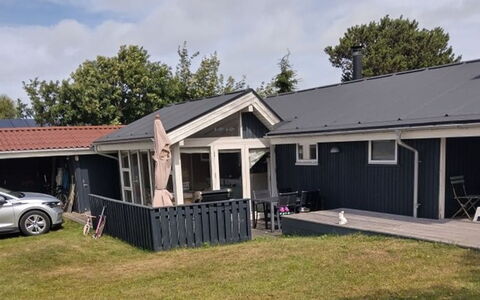 Meike - 750M from the Sea: Dak, Huis, Huis, Siding, Verblijf, Schaduw, Werf, Landgoed, Backyard, Garden Gebouwen