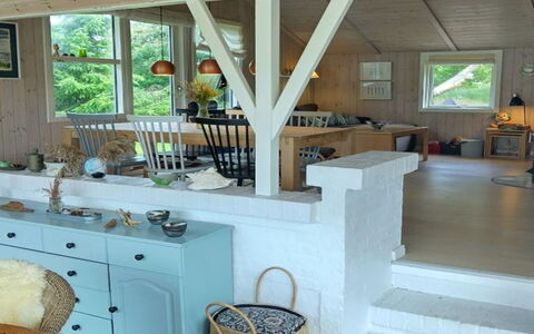 Meike - 750M from the Sea: Meubilair, Interieur Ontwerp, Flooring, Hout, Plafond, Verdieping, Lichte Inrichting, Keuken, Stoel, Verlichting