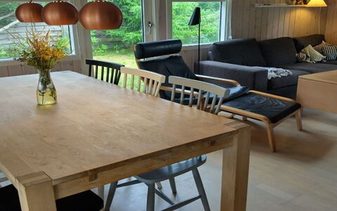 Meike - 750M from the Sea: Meubilair, Flooring, Verdieping, Interieur Ontwerp, Hout, Tafel, Eetkamer, Keuken En Eettafel, Houten Vloer, Stoel