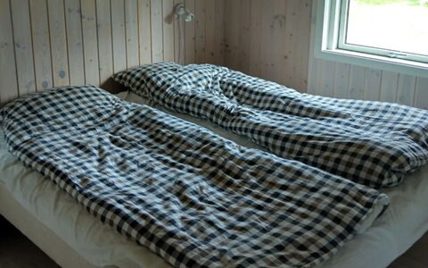 Meike - 750M from the Sea: Slaapkamer, Meubilair, Bed, Hout, Laken, Bedding, Linens, Verdieping, Flooring, Bed Frame