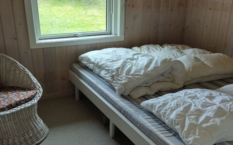 Meike - 750M from the Sea: Hout, Slaapkamer, Bed, Laken, Verdieping, Meubilair, Bedding, Flooring, Interieur Ontwerp, Bed Frame