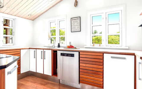 Tian - 1Km from the Sea: Flooring, Hout, Keuken, Verdieping, Interieur Ontwerp, Meubilair, Countertop, Toestel Van De Keuken, Cabinetry, Houten Vloer