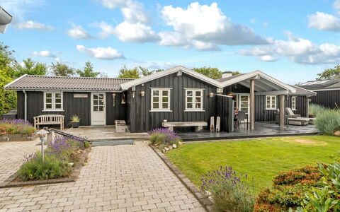 Tian - 1Km from the Sea: Dak, Huis, Huis, Facade, Verblijf, Deur, Siding, Landgoed, Tuin, Werf