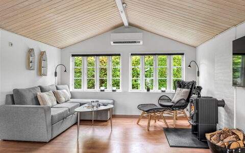 Tian - 1Km from the Sea: Meubilair, Interieur Ontwerp, Bankstel, Muur, Flooring, Hout, Plafond, Verdieping, Woonkamer, Verlichting