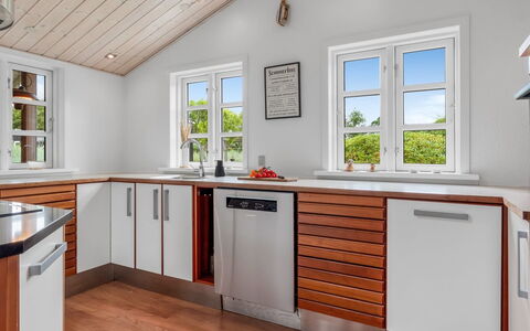 Tian - 1Km from the Sea: Flooring, Hout, Interieur Ontwerp, Verdieping, Keuken, Plafond, Countertop, Meubilair, Toestel Van De Keuken, Cabinetry