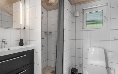 Tian - 1Km from the Sea: Wastafel In De Badkamer, Flooring, Loodgieterswerkinrichting, Wastafel, Badkamer, Interieur Ontwerp, Verdieping, Hout, Kraan, Toilet