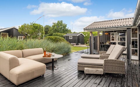 Tian - 1Km from the Sea: Hout, Dak, Dek, Huis, Houten Vloer, Hardwood, Plank, Buitenmeubels, Veranda, Verblijf