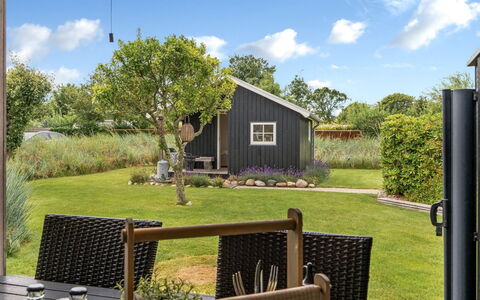 Tian - 1Km from the Sea: Struik, Land Lot, Tuin, Verblijf, Huis, Gazon, Groundcover, Backyard, Garden Gebouwen, Werf