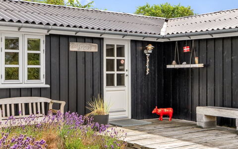Tian - 1Km from the Sea: Hout, Deur, Dak, Bloempot, Huis, Huis, Verblijf, Siding, Tuin, Garden Gebouwen