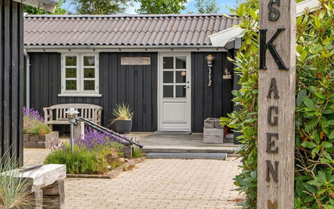 Tian - 1Km from the Sea: Hout, Dak, Deur, Huis, Bloempot, Verblijf, Siding, Tuin, Backyard, Werf
