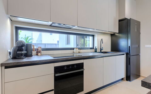 Riata: Keuken, Toestel Van De Keuken, Countertop, Interieur Ontwerp, Hout, Major Appliance, Flooring, Cabinetry, Huishoudapparatuur, Verlichting