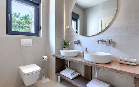 Riata: Badkamer, Loodgieterswerkinrichting, Flooring, Muur, Interieur Ontwerp, Wastafel, Wastafel In De Badkamer, Verdieping, Kraan, Spiegel