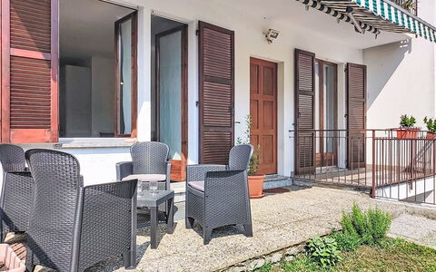 Casa Burli: Deur, Veranda, Balkon, Verdieping, Appartement, Buitenmeubels, Home Deur, Schaduw, Beits, Stoel