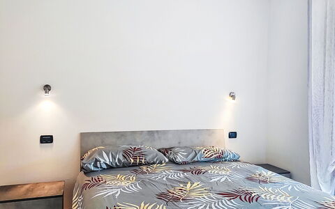 Casa Burli: Bed, Meubilair, Interieur Ontwerp, Slaapkamer, Muur, Bedding, Verdieping, Laken, Flooring, Hout