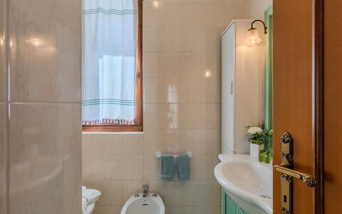 Casa Burli: Wastafel In De Badkamer, Badkamer, Loodgieterswerkinrichting, Interieur Ontwerp, Flooring, Verdieping, Wastafel, Kraan, Loodgieter, Verlichting