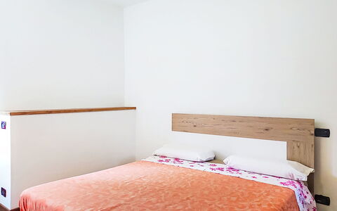 Casa Olivee: Bed, Interieur Ontwerp, Slaapkamer, Meubilair, Muur, Bedding, Laken, Verdieping, Flooring, Hout
