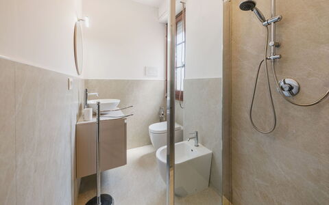 La Casa di Margot: Flooring, Badkamer, Verdieping, Muur, Loodgieterswerkinrichting, Interieur Ontwerp, Toilet, Plafond, Loodgieter, Verlichting