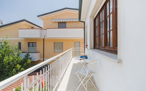 La Casa di Margot: Verdieping, Woongebied, Deur, Huis, Appartement, Balkon, Samengesteld Materiaal, Beits, Gieten, Veranda