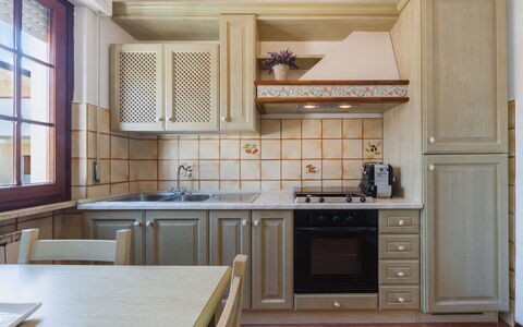 La Casa di Margot: Keuken, Toestel Van De Keuken, Cabinetry, Countertop, Major Appliance, Hout, Interieur Ontwerp, Meubilair, Flooring, Huishoudapparatuur