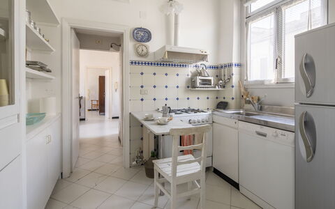 La Terrazza in Centro, Genova: Flooring, Interieur Ontwerp, Verdieping, Keuken, Meubilair, Plafond, Countertop, Major Appliance, Cabinetry, Toestel Van De Keuken