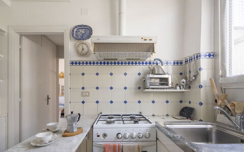 La Terrazza in Centro, Genova: Keuken, Fornuis, Interieur Ontwerp, Flooring, Major Appliance, Gasfornuis, Toestel Van De Keuken, Countertop, Kamer, Fornuis