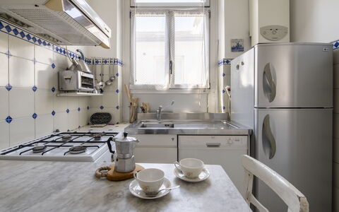 La Terrazza in Centro, Genova: Toestel Van De Keuken, Keuken, Major Appliance, Countertop, Flooring, Huishoudapparatuur, Fornuis, Interieur Ontwerp, Verdieping, Cabinetry
