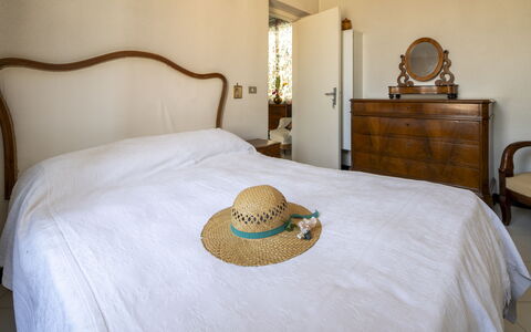La Terrazza in Centro, Genova: Meubilair, Slaapkamer, Bed, Hout, Bedding, Laken, Interieur Ontwerp, Verdieping, Linens, Flooring