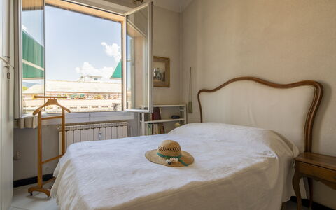 La Terrazza in Centro, Genova: Slaapkamer, Interieur Ontwerp, Bed, Laken, Bedding, Verdieping, Linens, Meubilair, Kamer, Bed Frame