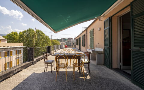 La Terrazza in Centro, Genova: Schaduw, Stoel, Balkon, Kamerplant