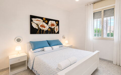 Villa Franca: Meubilair, Bed, Interieur Ontwerp, Slaapkamer, Flooring, Verdieping, Laken, Bedding, Kamer, Plafond