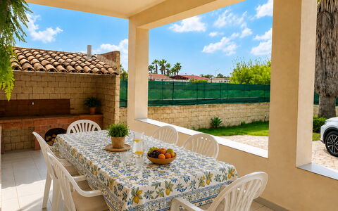 Villa Franca: Meubilair, Stoel, Buitenmeubels, Schaduw, Buitentafel, Keuken En Eettafel, Patio, Tuin, Backyard, Toevlucht
