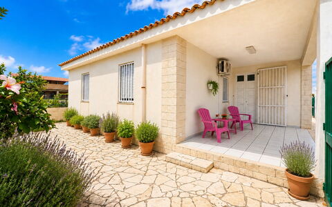 Villa Franca: Woongebied, Huis, Deur, Landgoed, Schaduw, Verblijf, Flagstone, Tuin, Landscaping, Werf
