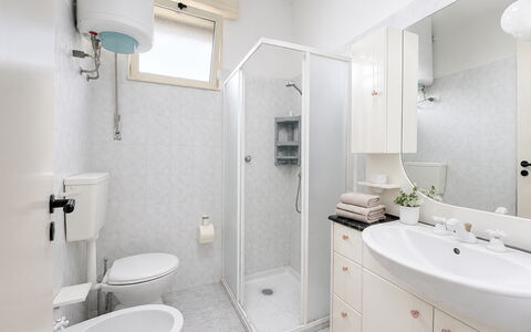 Villa Franca: Loodgieterswerkinrichting, Interieur Ontwerp, Wastafel In De Badkamer, Badkamer, Flooring, Wastafel, Verdieping, Toilet, Kraan, Plafond