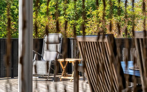 Florida - from the Sea: Lucht, Meubilair, Hout, Buitenmeubels, Tafel, Stoel, Wolk, Buitentafel, Hardwood, Plank