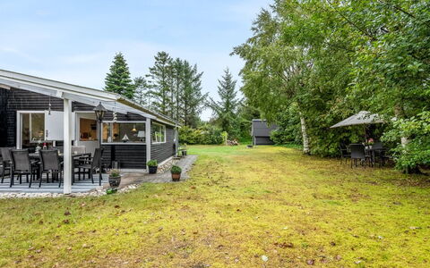 Eike - from the Sea: Huis, Huis, Struik, Verblijf, Land Lot, Siding, Landgoed, Schaduw, Tuin