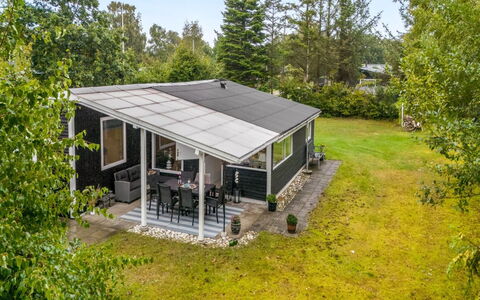 Eike - from the Sea: Dak, Huis, Verblijf, Veranda, Garden Gebouwen, Siding, Werf, Schaduw, Tuin, Landgoed