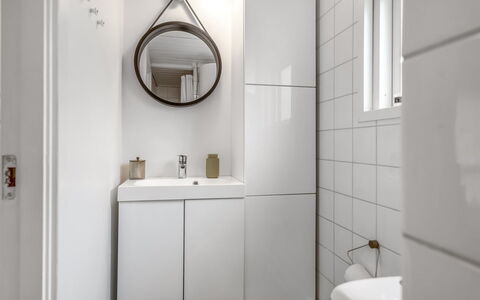 Eike - from the Sea: Muur, Interieur Ontwerp, Flooring, Loodgieterswerkinrichting, Wastafel In De Badkamer, Verdieping, Wastafel, Badkamerkast, Kraan, Badkamer