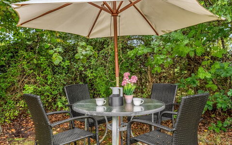 Eike - from the Sea: Buitenmeubels, Meubilair, Buitentafel, Paraplu, Stoel, Tuin, Patio, Schaduw, Bloempot, Kamerplant