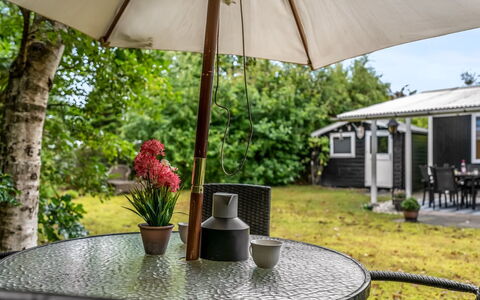 Eike - from the Sea: Buitenmeubels, Meubilair, Struik, Buitentafel, Paraplu, Stoel, Tuin, Tafel, Schaduw, Groundcover