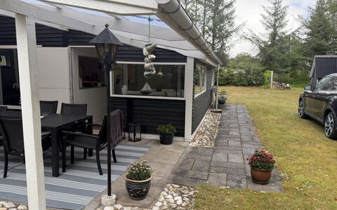 Eike - from the Sea: Dak, Huis, Deur, Schaduw, Luifel, Verblijf, Outdoor Structuur, Werf, Veranda, Stoel