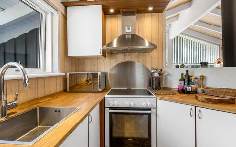 Naninja - 924M from the Sea: Keuken, Toestel Van De Keuken, Countertop, Flooring, Major Appliance, Hout, Interieur Ontwerp, Plafond, Loodgieterswerkinrichting, Cabinetry