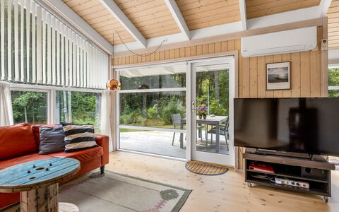 Naninja - 924M from the Sea: Hout, Interieur Ontwerp, Plafond, Flooring, Verdieping, Huis, Bankstel, Meubilair, Woonkamer, Deur