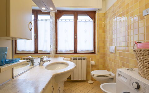 Nautilus: Flooring, Verdieping, Loodgieterswerkinrichting, Interieur Ontwerp, Wastafel In De Badkamer, Badkamer, Wastafel, Plafond, Kraan, Loodgieter