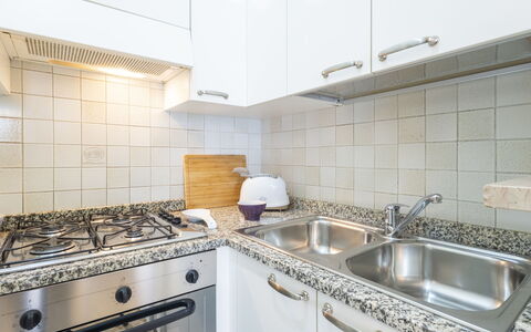 Nautilus: Keuken, Major Appliance, Countertop, Flooring, Interieur Ontwerp, Toestel Van De Keuken, Loodgieterswerkinrichting, Verdieping, Kraan, Gootsteen