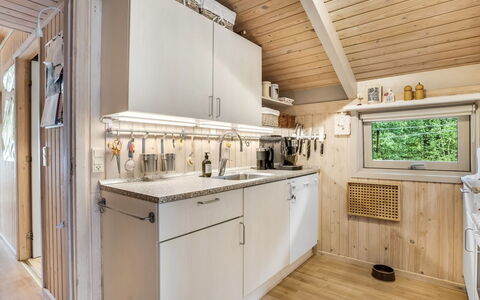 Pia - 685M from the Sea: Keuken, Hout, Countertop, Plafond, Major Appliance, Interieur Ontwerp, Flooring, Huis, Cabinetry, Toestel Van De Keuken