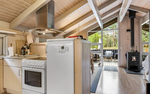 Pia - 685M from the Sea: Hout, Keuken, Plafond, Flooring, Interieur Ontwerp, Huis, Verdieping, Meubilair, Kamer, Major Appliance