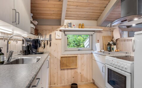 Pia - 685M from the Sea: Hout, Keuken, Countertop, Loodgieterswerkinrichting, Major Appliance, Wastafel, Kraan, Huis, Interieur Ontwerp, Loodgieter